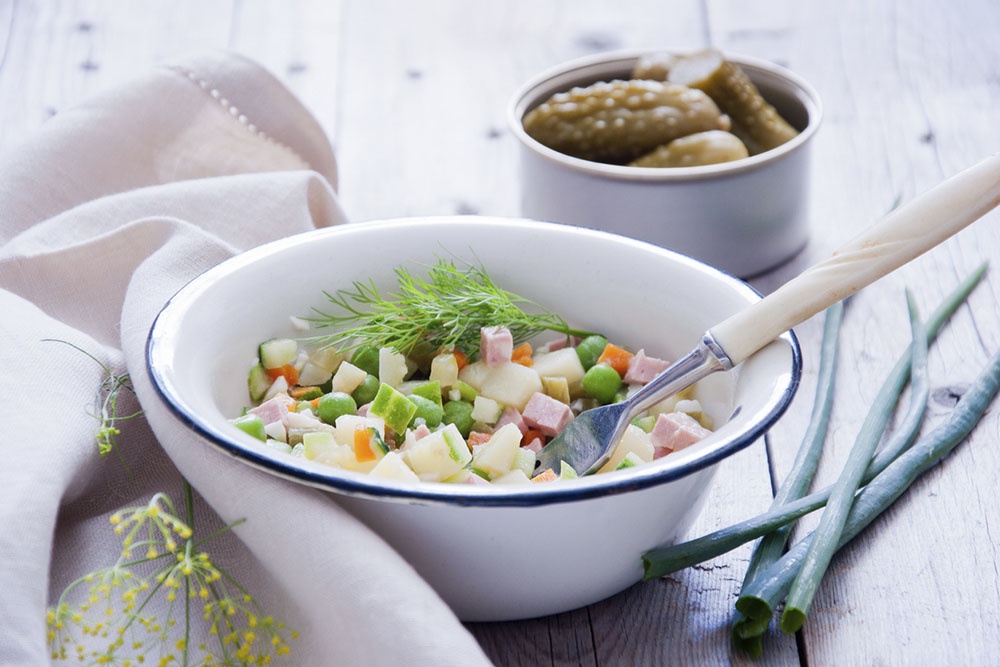 салат оливье в чашке