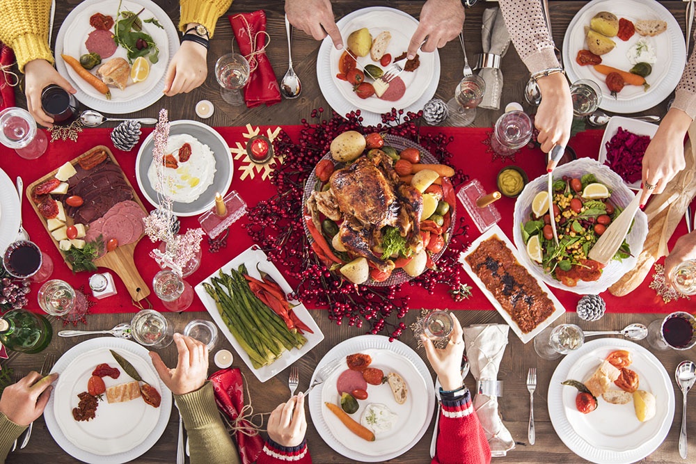 Новогодняя еда на столе - вид сверху