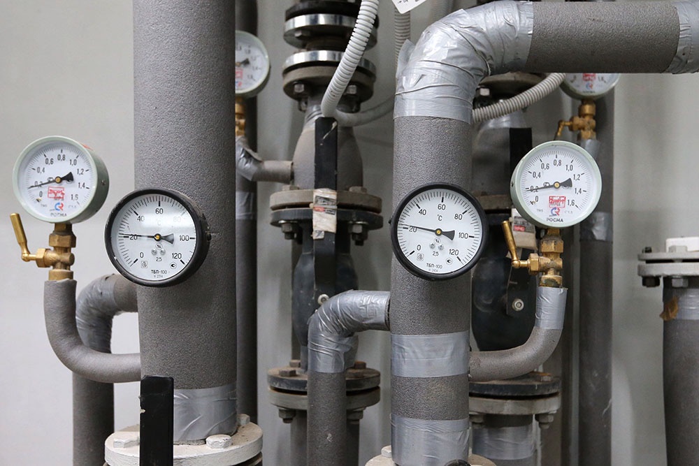 Трубы теплосети и счетчики