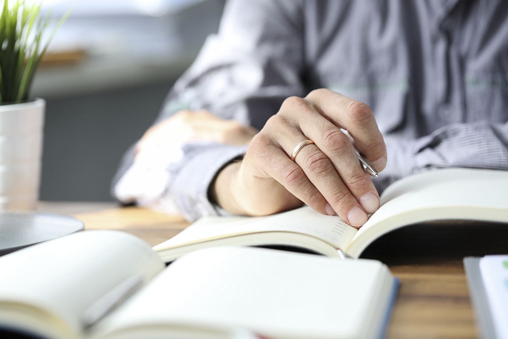 Человек ведет дневник