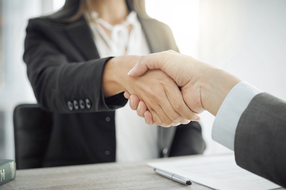 Бизнес-партнеры мужчина и женщина пожимают руки