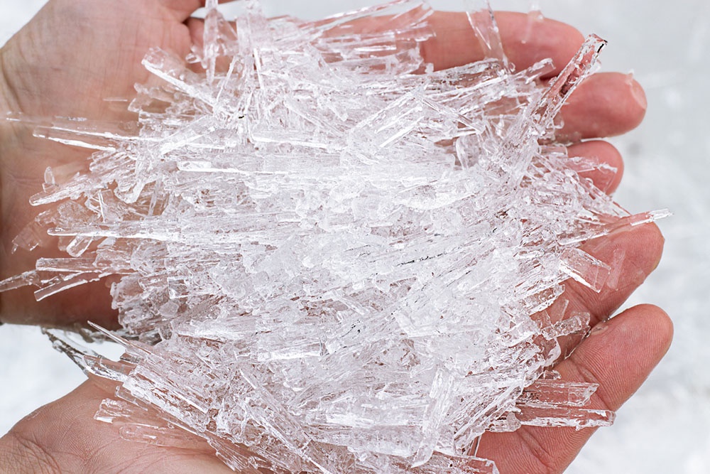 Кристаллы льда в руках у человека