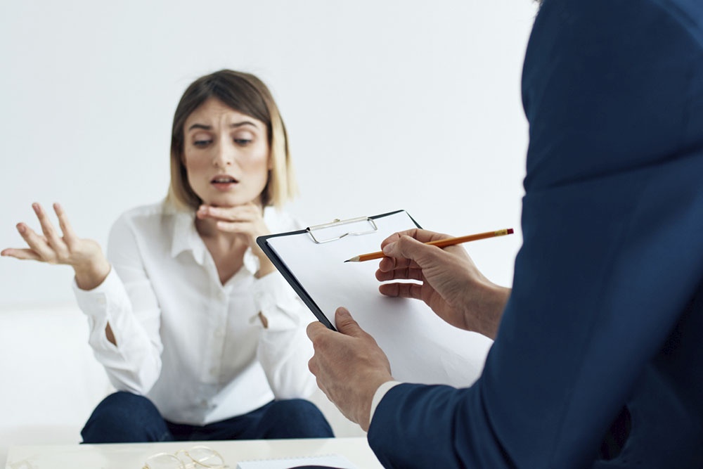 Женщина с психологом обсуждает вопросы