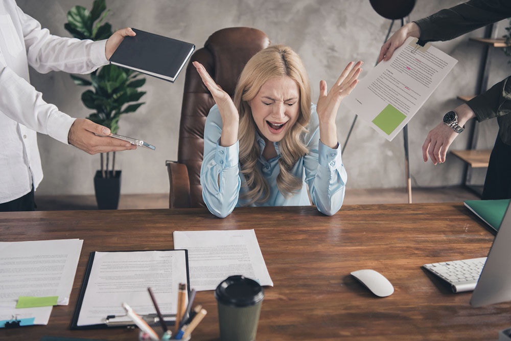 Женщина в панике от количества задач на работе
