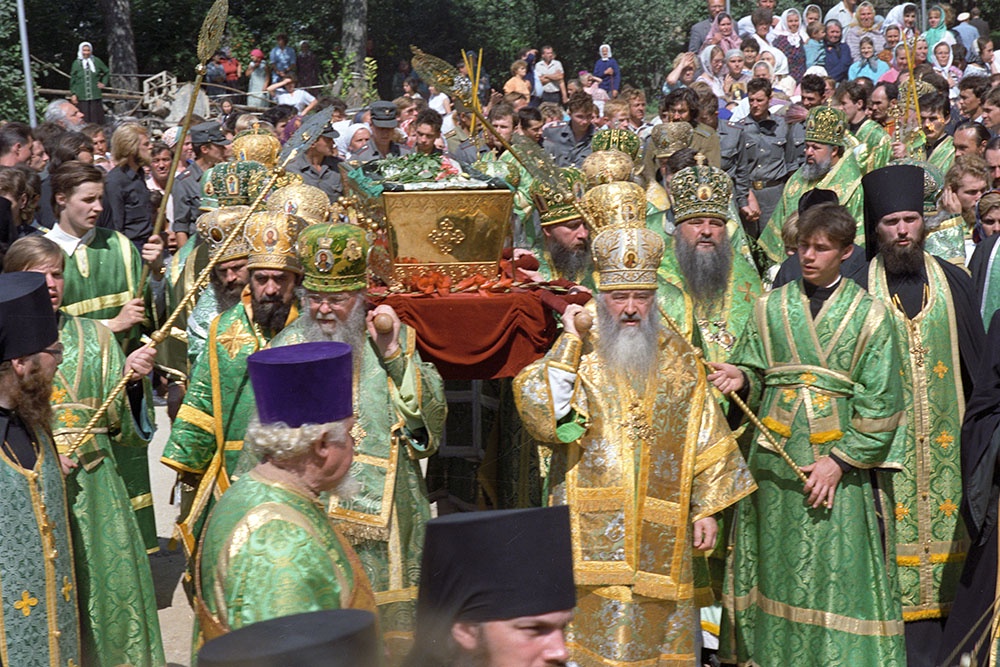 Перенос мощей Преподобного Серафима Саровского в Троицкий собор Дивеевского женского монастыря