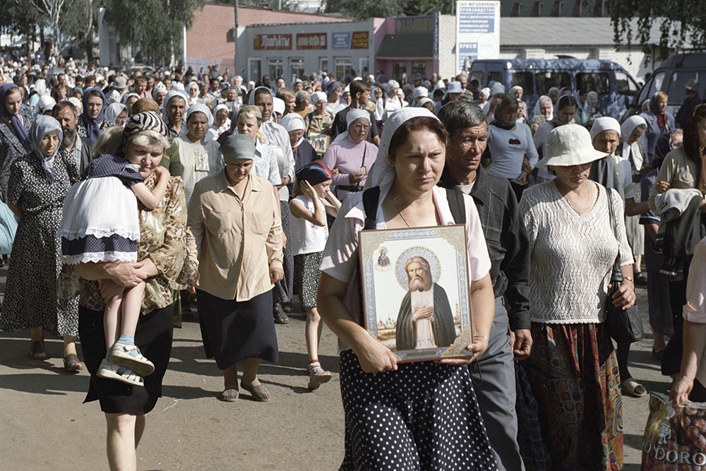 Паломники идут с иконой Серафима Саровского