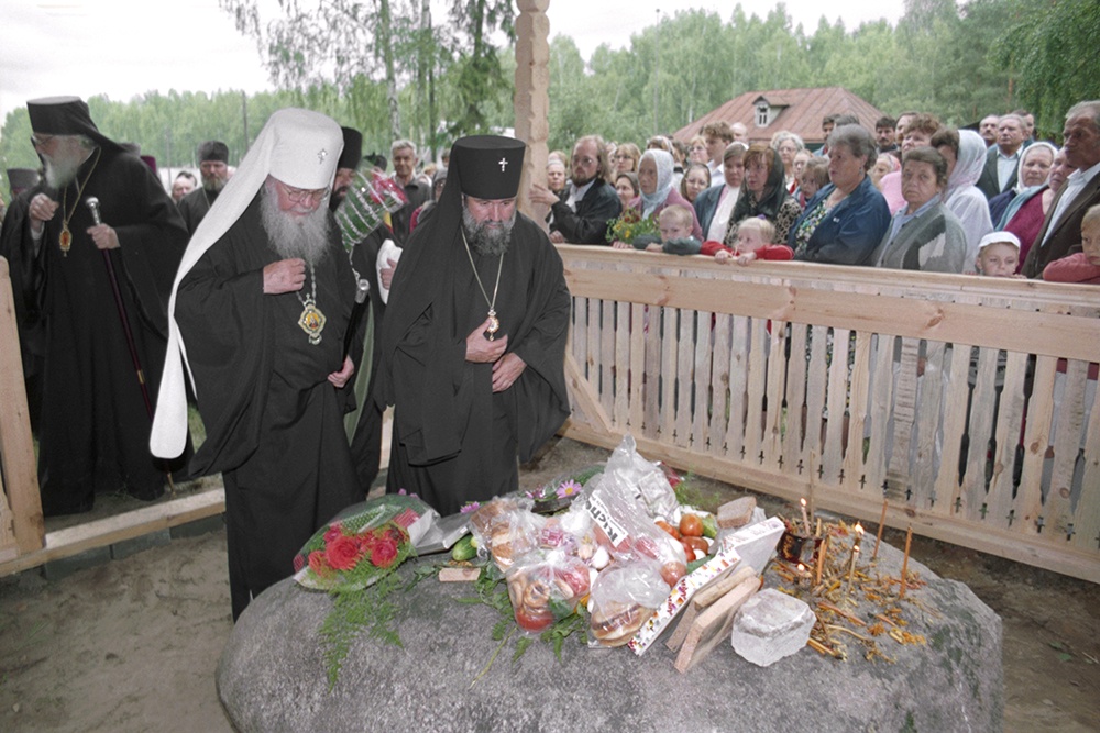 Служители церкви у камня у которого молился Серафим Саровский