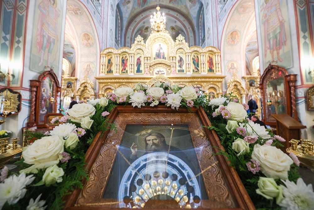 Интерьер храма и икона Серафима Саровского