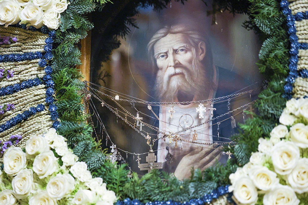  Икона Серафима Саровского во время праздничного богослужения по случаю Рождества Христова в Троицком соборе Свято-Троицкого Серафимо-Дивеевского монастыря.  