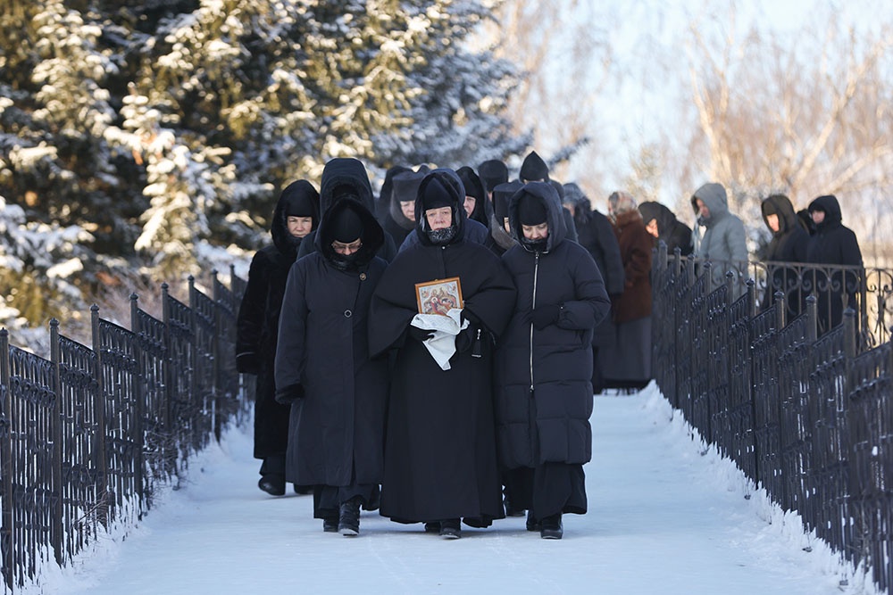 Крестный ход по Святой Канавке Свято-Троицкого Серафимо-Дивеевского женского монастыря.