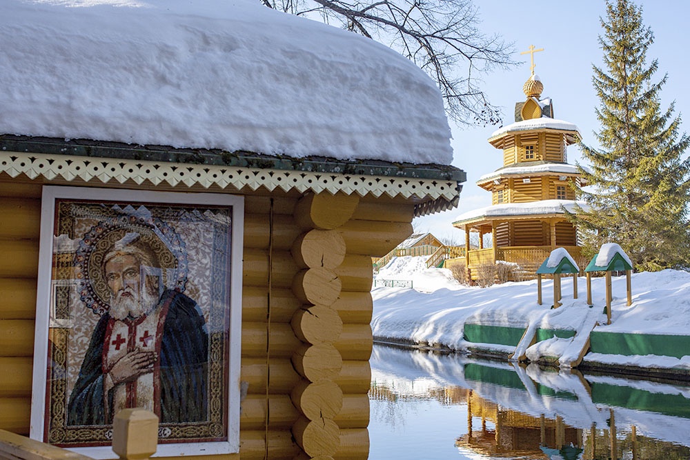 Икона на стебе бревенчатого сруба