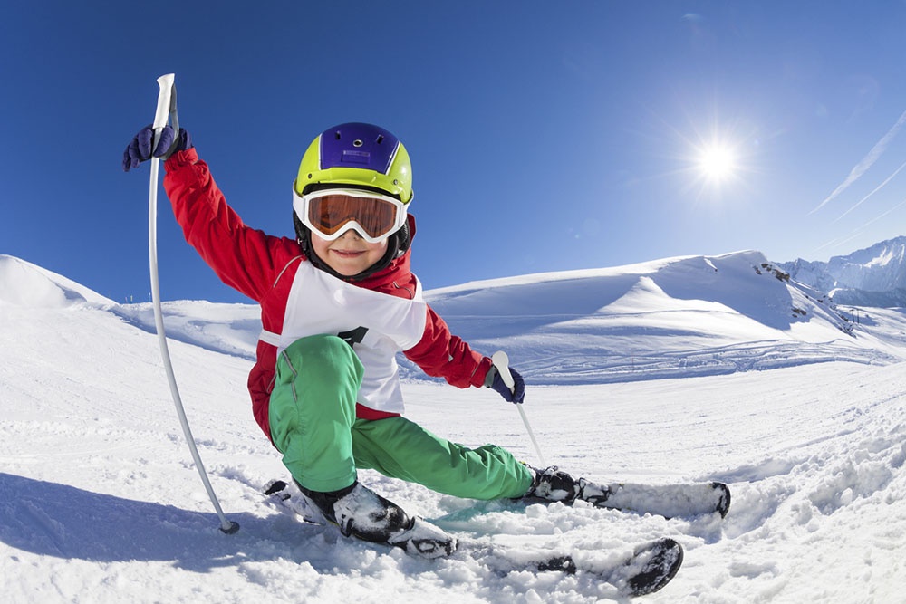 Мальчик катается на лыжах на горнолыжном курорте