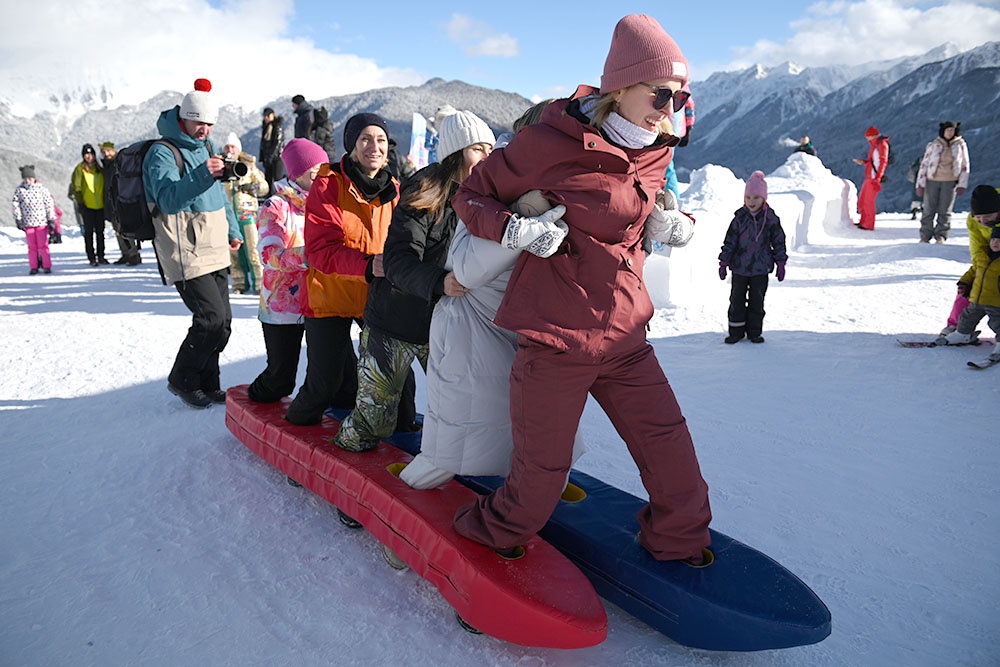 Дети и родители участвуют в эстафете
