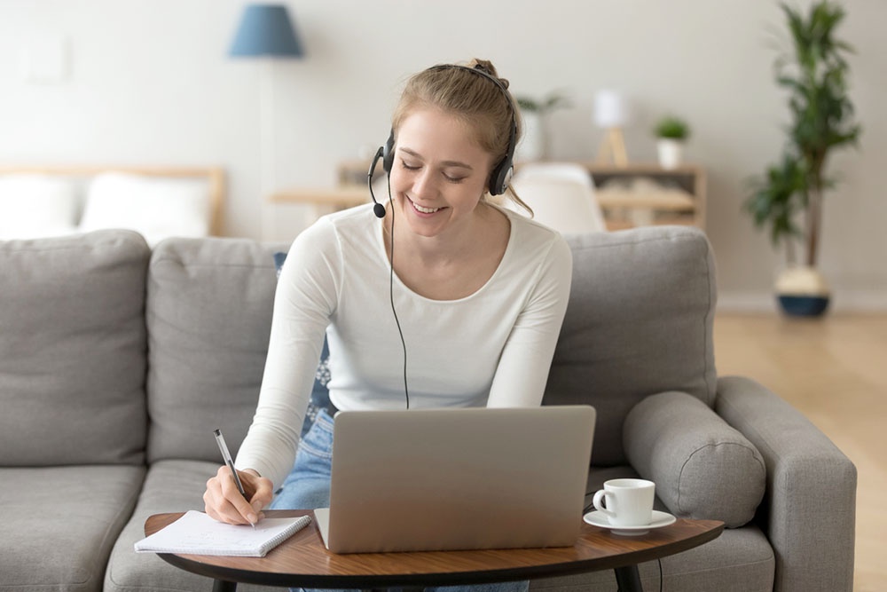 девушка выполняет задание на аудирование