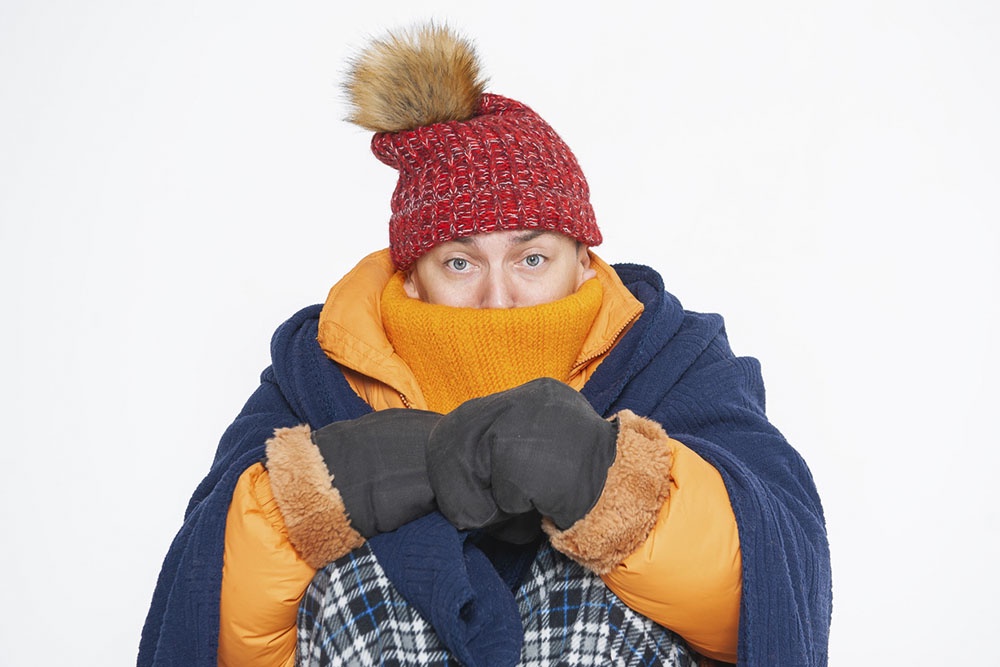 Человек надел слишком много теплой одежды