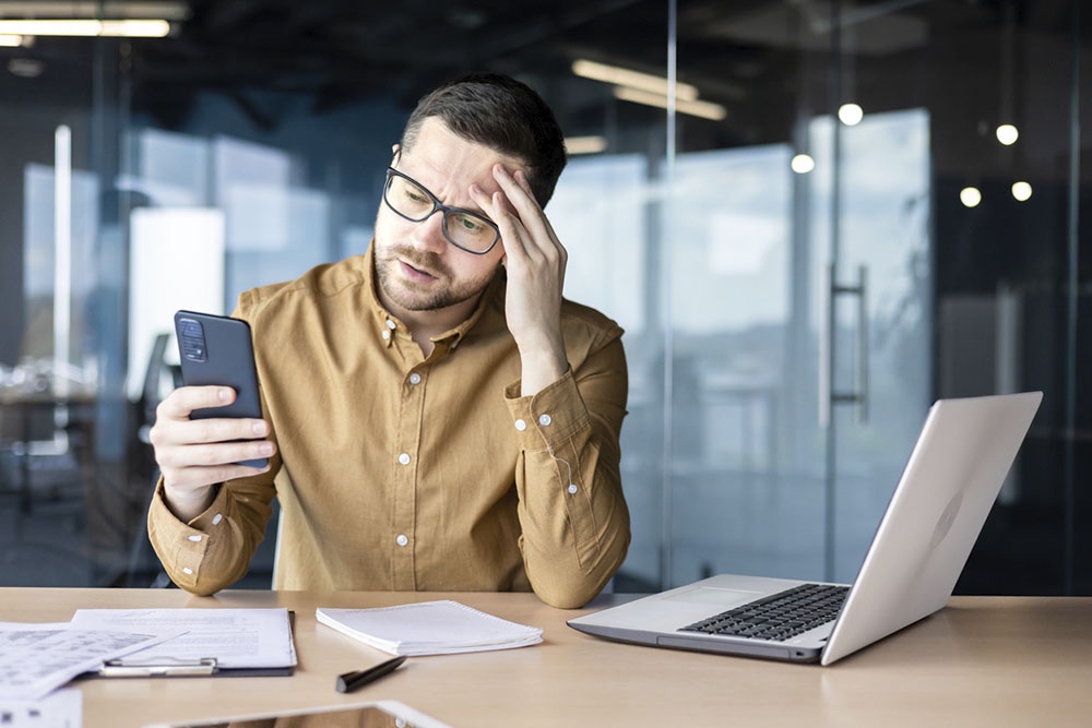 Мужчина проверяет информацию на телефоне