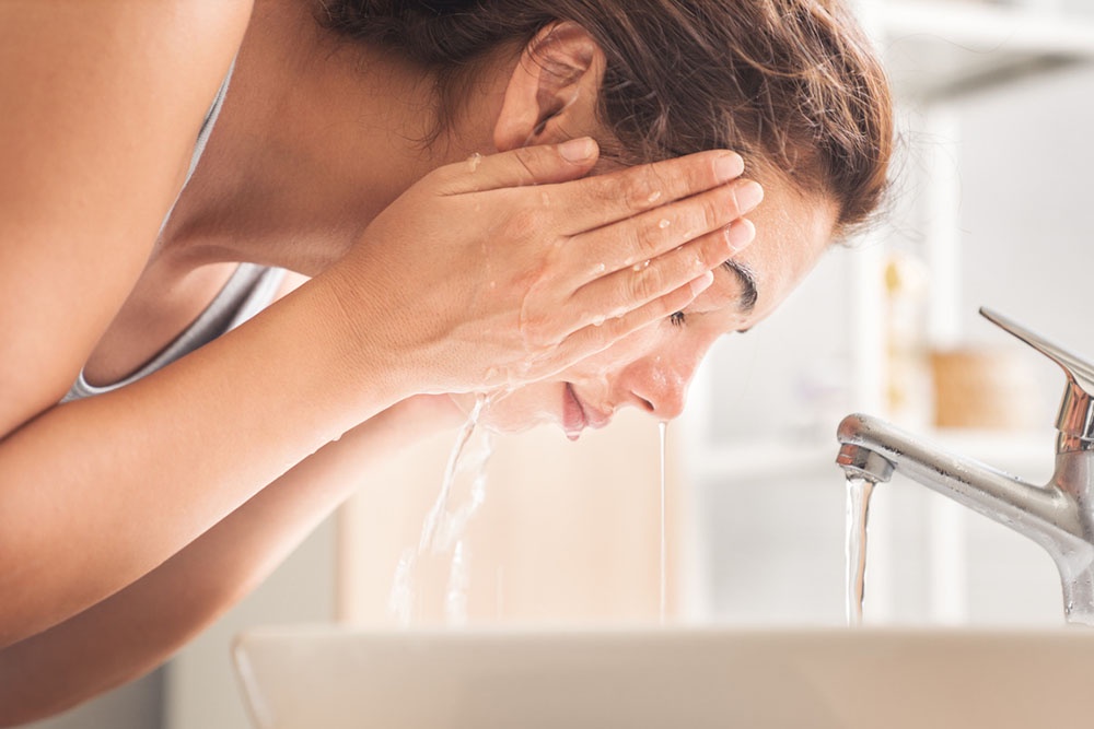 Девушка увивается теплой водой