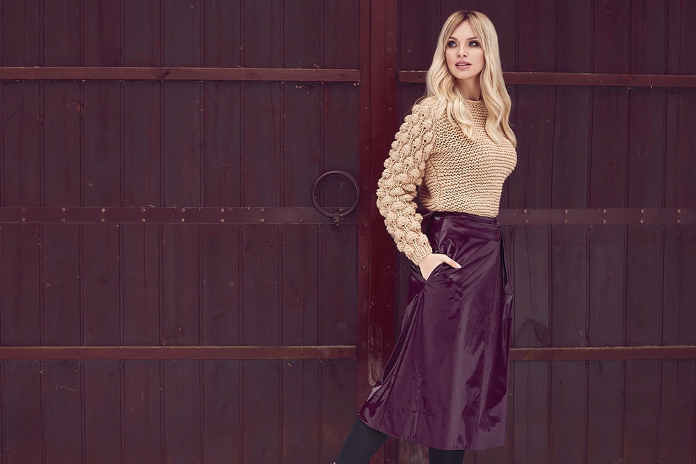 Девушка в теплом свитере и юбке 