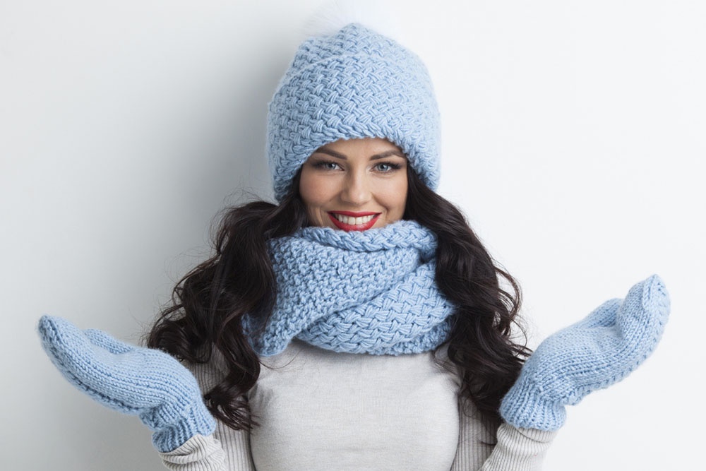 Девушка в шапке, перчатках и варежках