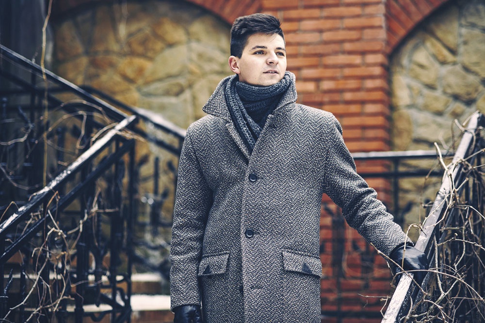 Мужчина в классическом пальто зимой 