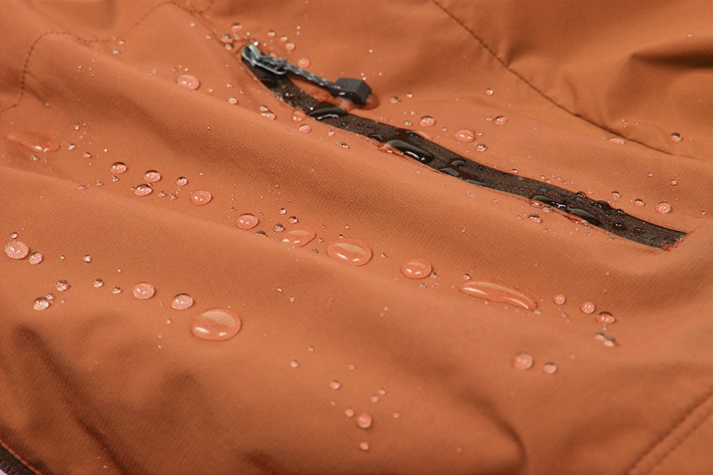 Капли на водонепроницаемой ткани, фрагмент куртки