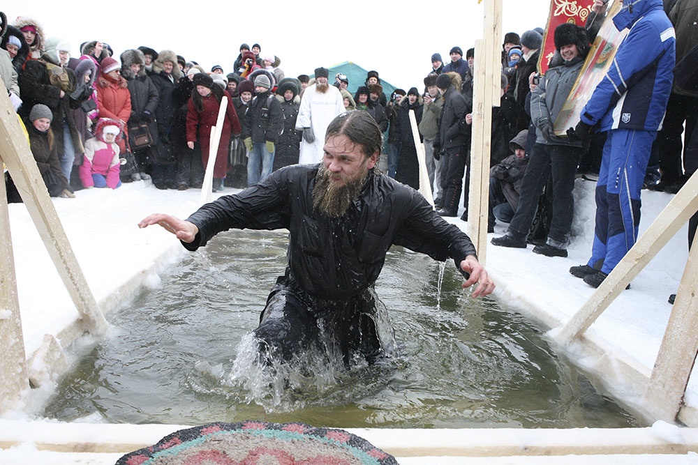 мужчина в купели