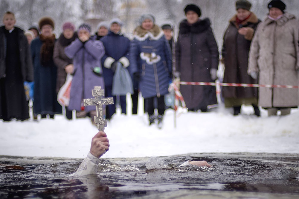Настоятель Спасо-Преображенского собора отец Сергий во время Крещенского купания в озере Орлино в Ленинградской области