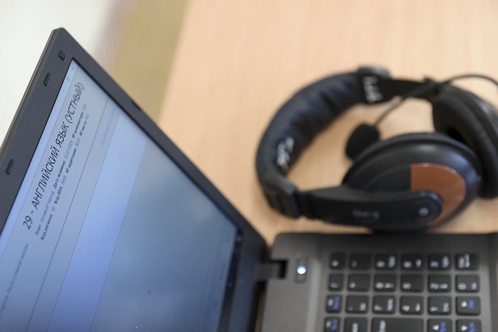Компьютер и наушники для сдачи устной части экзамена по английскому языку