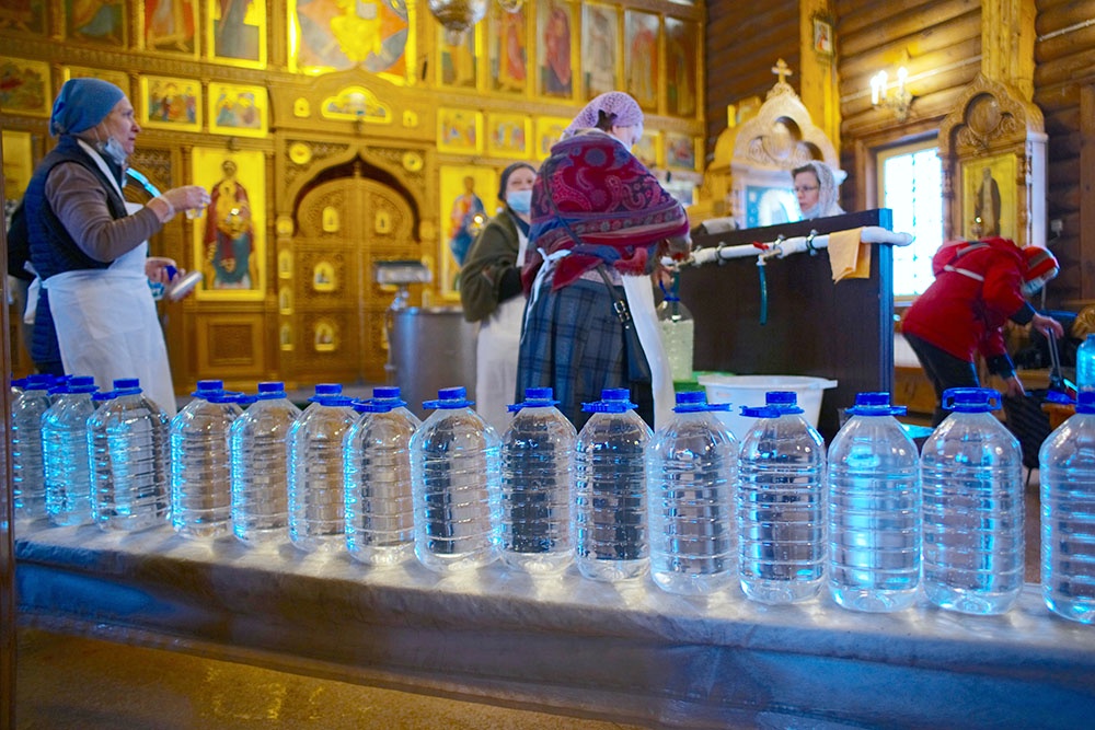 Раздача крещенской воды в день празднования Крещения Господня в храме Святого праведного Иоанна Кронштадтского 