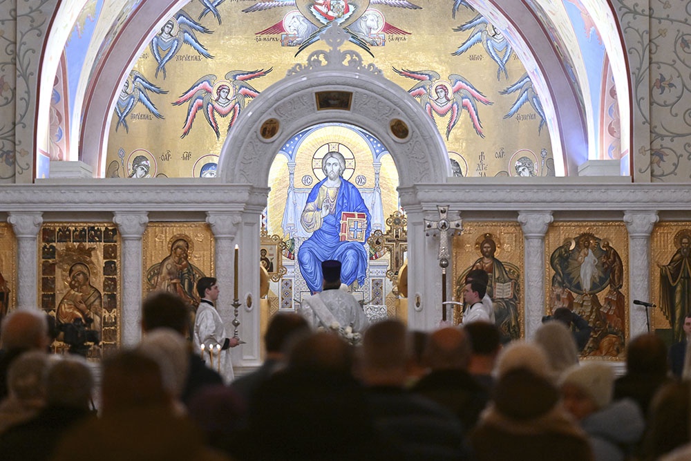 Божественная литургия в Крещенский сочельник в кафедральном соборном храме Христа Спасителя в Москве.