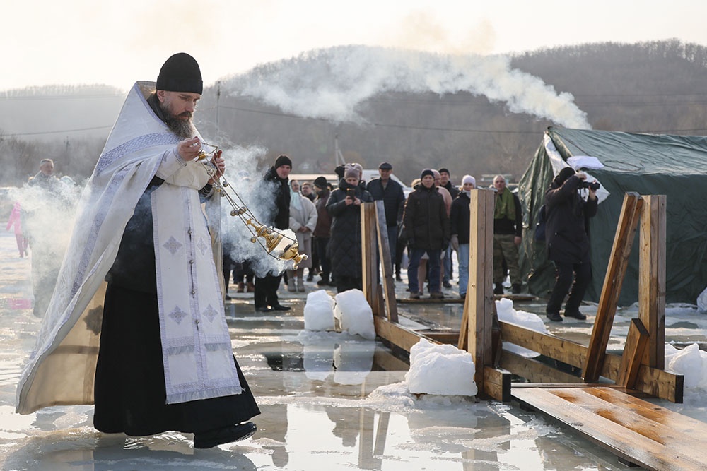 Приморский край. Владивосток. Освящение воды для крещенских купаний в бухте Новик.