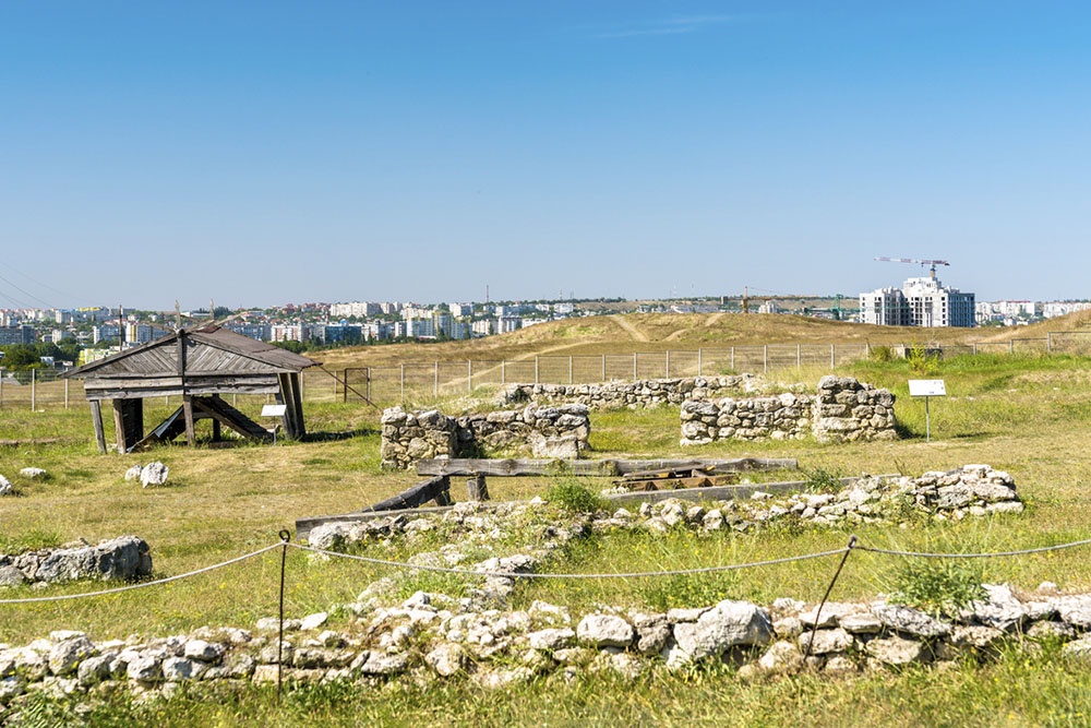 Неаполь Скифский - древний город, скифская царская крепость в Крыму.
