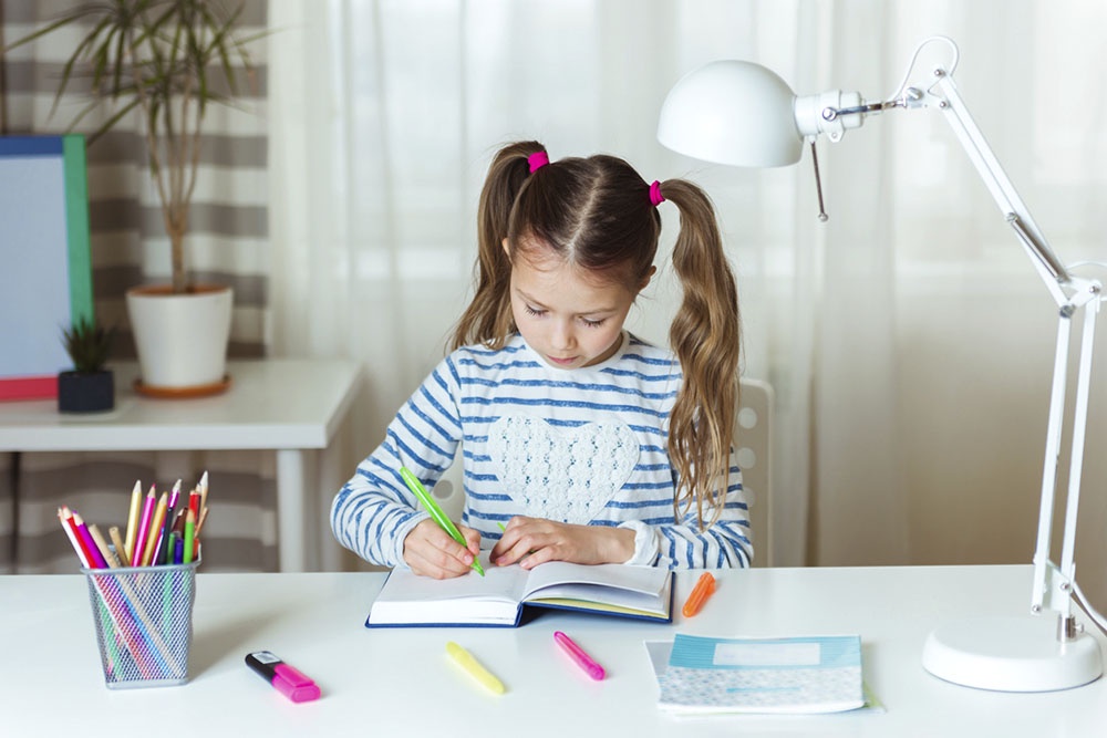 Девочка делает записи в дневник