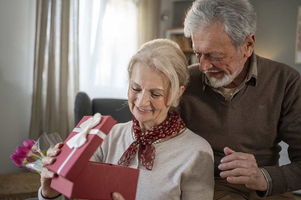 Муж дарит подарок жене