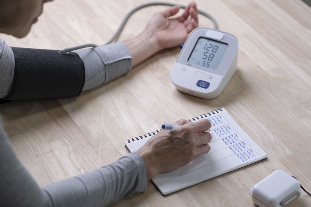 Женщина ведет дневник давления