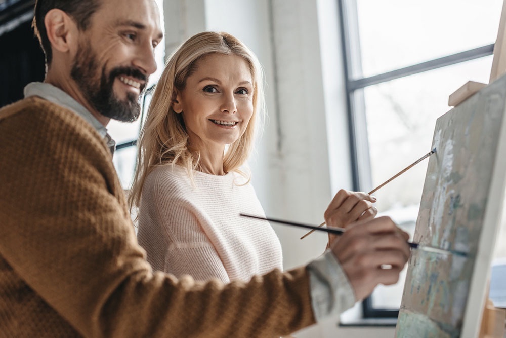 Муж и жена на мастер-классе по рисованию