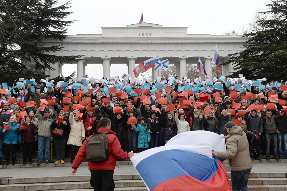 Жители Севастополя составили флаг России из листов цветной бумаги в знак поддержки решения Крымского парламента и Городского совета Севастополя о вхождении в состав России на площади Нахимова.