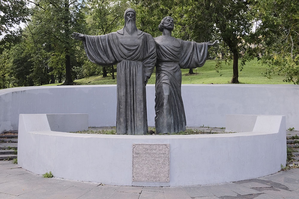 Памятник инокам Феодосию и Афанасию, скульптор Алексей Архипов