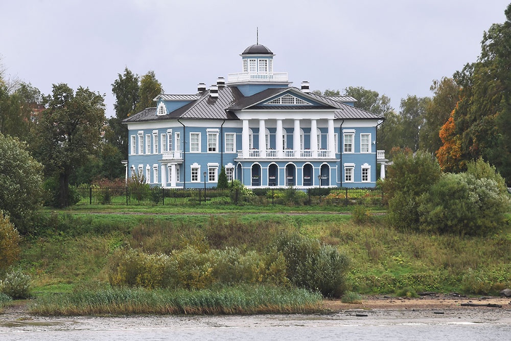 Историко-этнографический музей на территории усадьбы дворян Гальских на берегу реки Шексны в Череповце