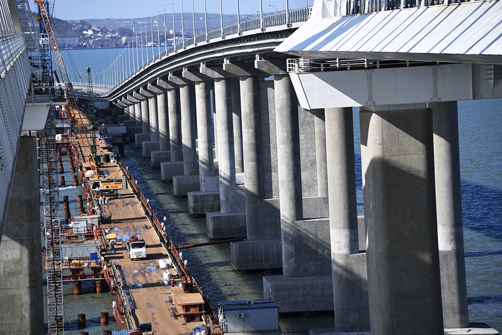 Строительство железнодорожной части Крымского моста.
