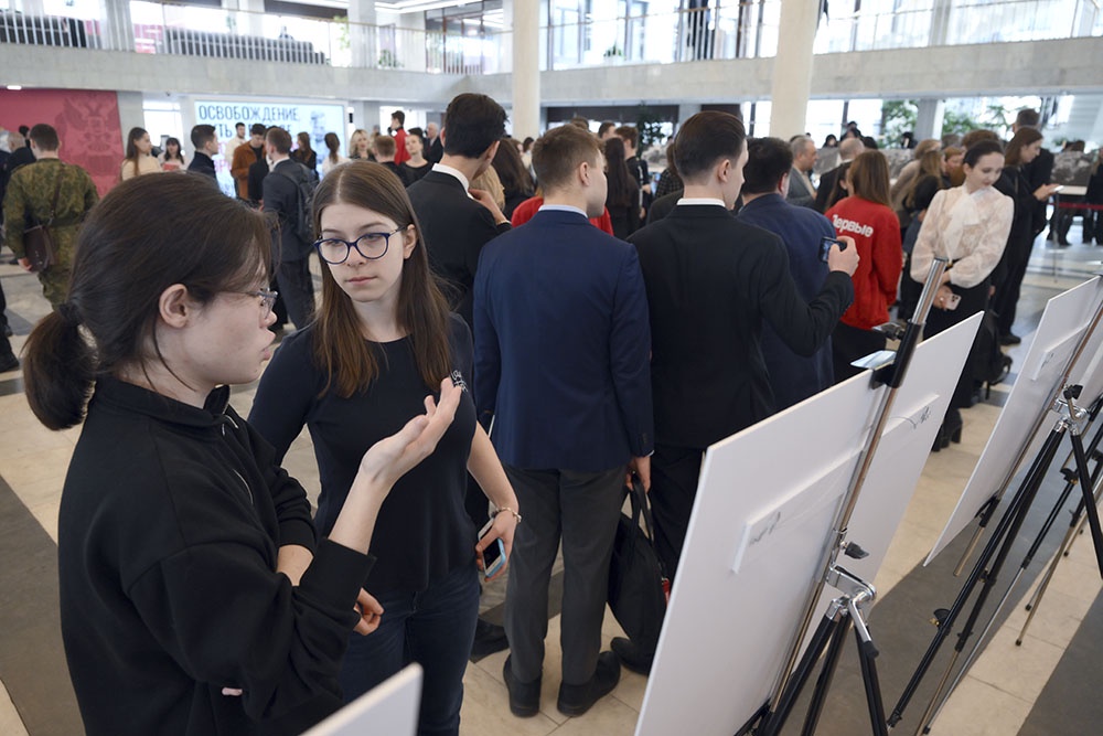 Студентки РАНХиГС на фотовыставке в университете