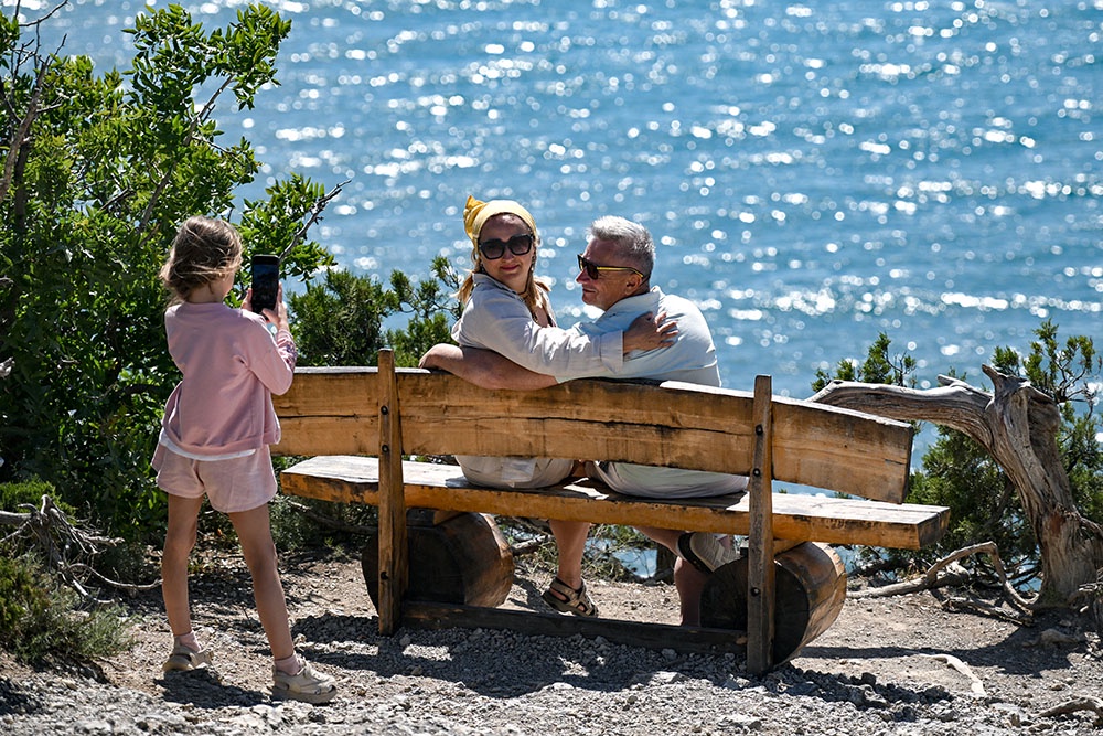 Туристы отдыхают у моря в Крыму