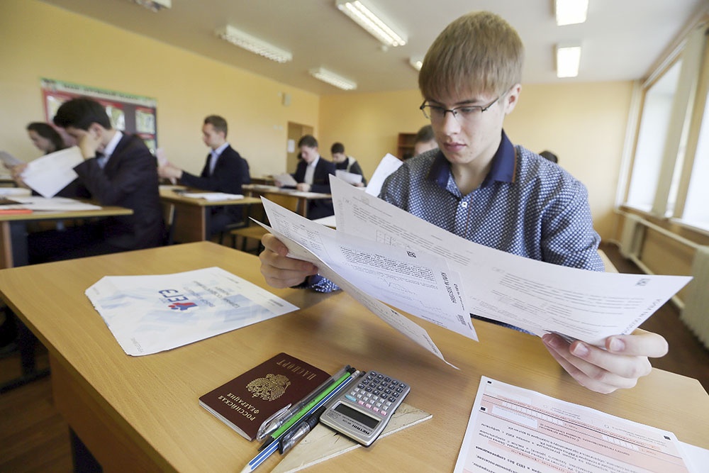 Юноша сдает ЕГЭ по физике.