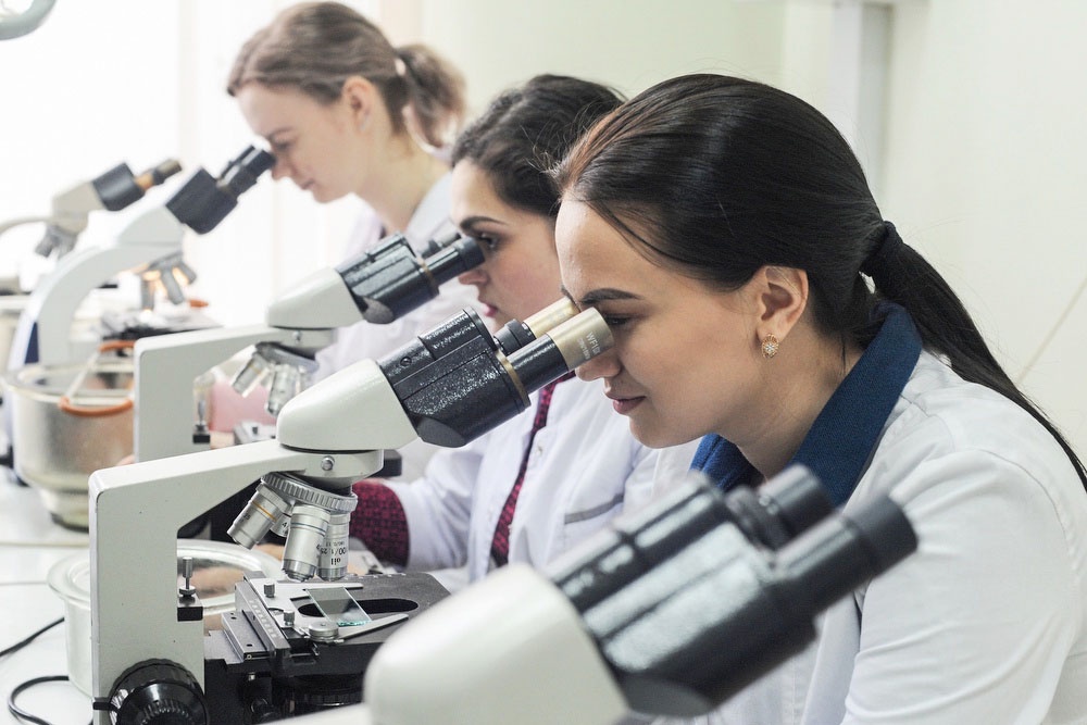 Студенты на практическом занятии по микроскопированию.  Тамбовский государственный технический университет (ТГТУ).