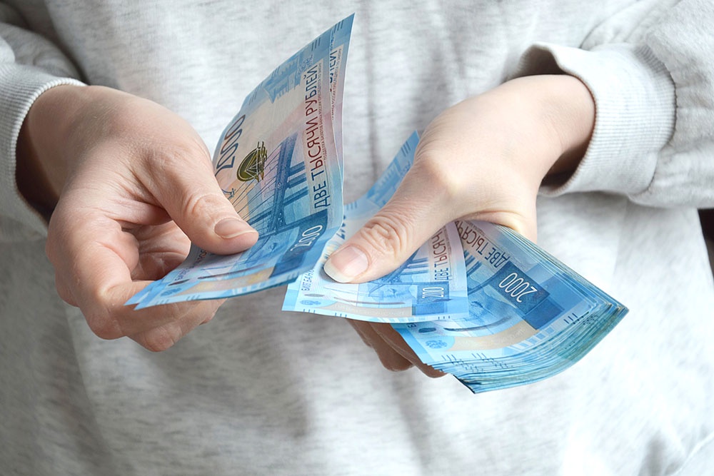 Студент считает наличные - стипендию