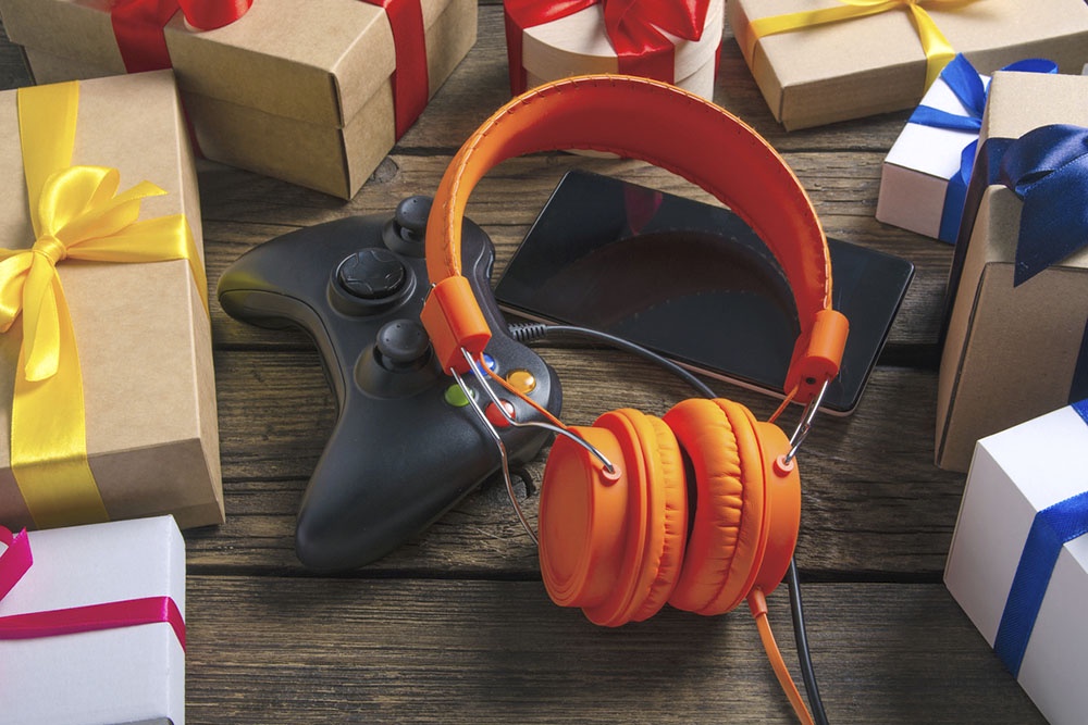 не хорошим подарком будут новые игровые наушники - подарок студенту-мужчине