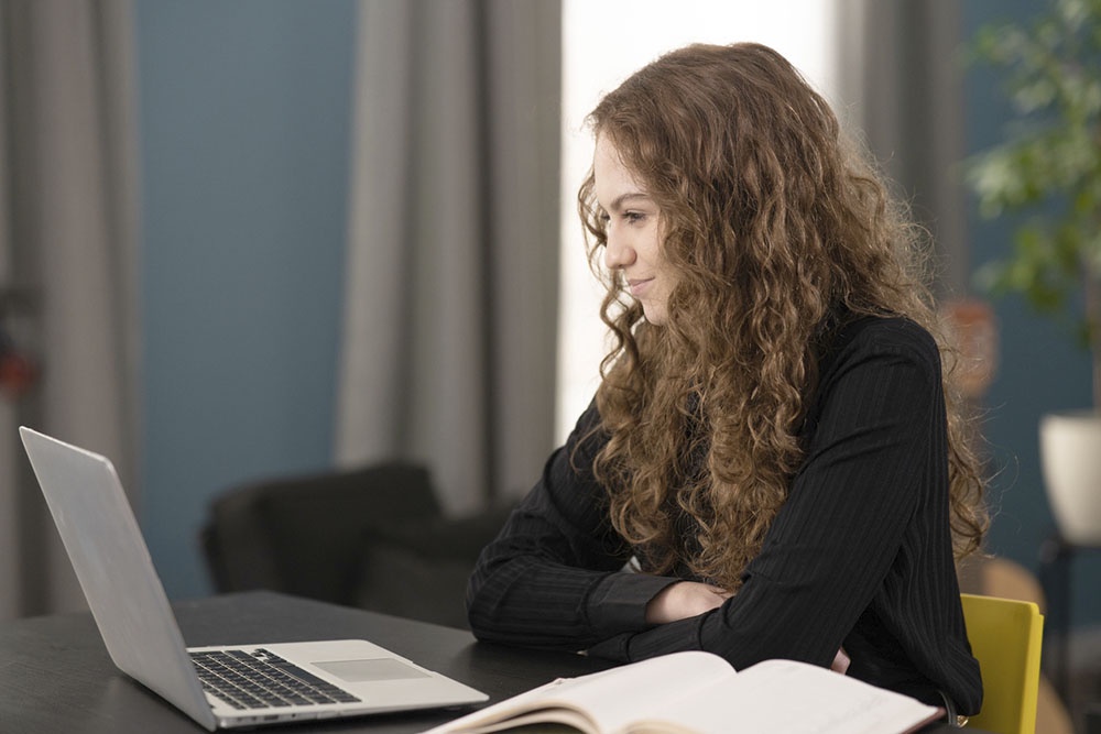 Девушка сдает сессию в дистанционном формиате