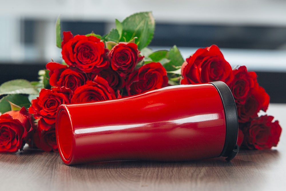 подарок - термокружка.