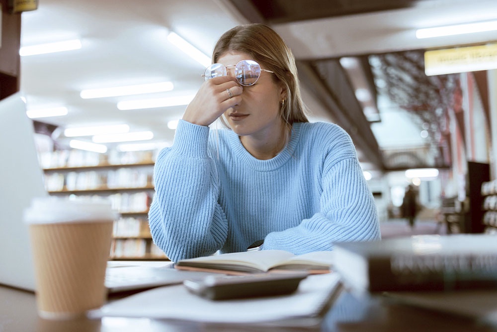 Студенка тревожно размышляет о том как урегулировать важные вопросы связанные с учебой