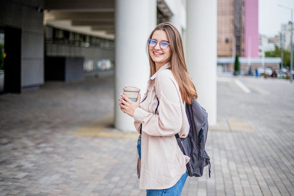 Студентка у здания общежития